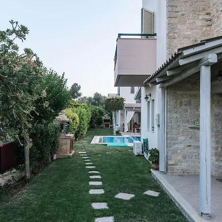 Eleni Villa *
